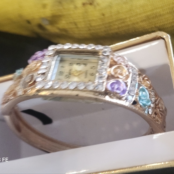 Beautiful Lupai Quartz Cuff Style watch womens - Picture 4 of 7